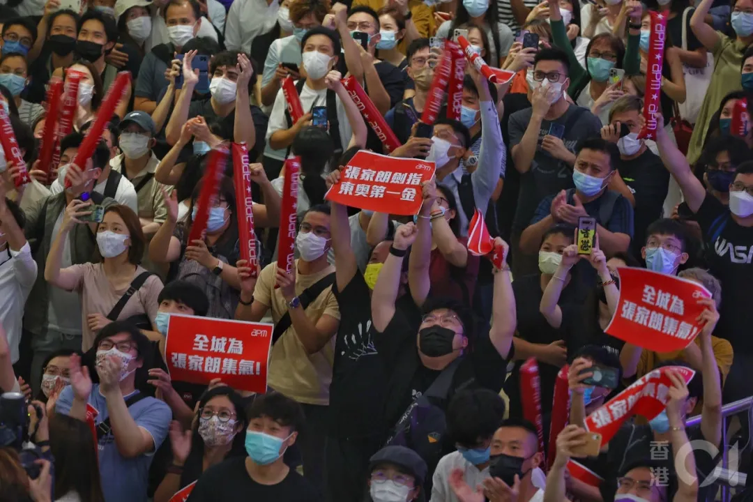 在东京奏响国歌！香港回归后奥运首金受宠：重奖750万 地铁免费坐