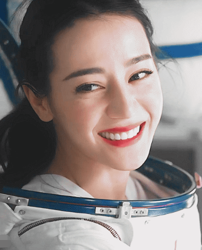 迪丽热巴挑战宇航员造型，走路姿势却成亮点，差点没认出是女明星