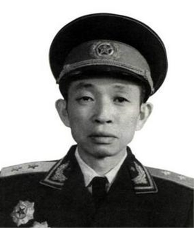 他是开国大将，以少胜多主动出击李默庵，战后毛泽东亲自询问战况