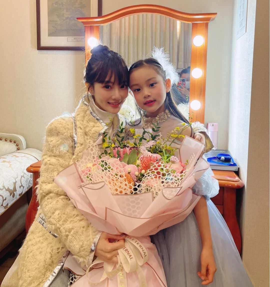 李小璐曬甜馨近照造型淑女，對鏡撇嘴害羞微笑，女漢子變軟妹子