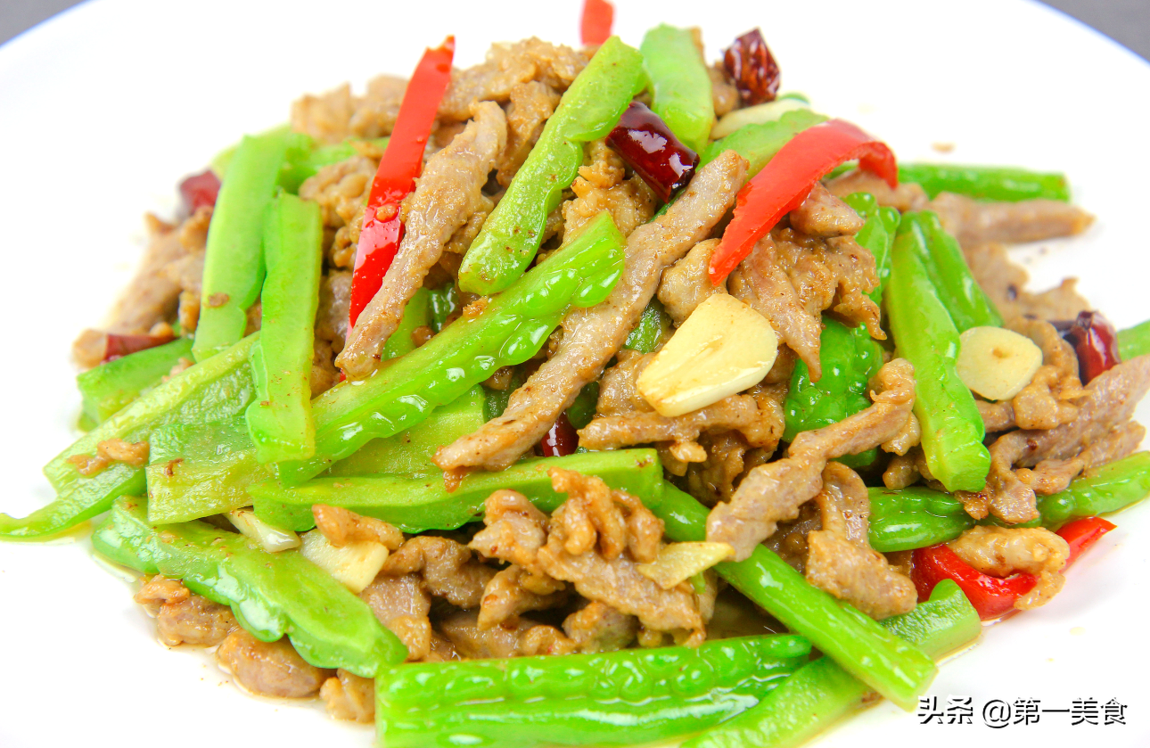 The chef’s trick is to fry bitter gourd shredded pork like this. The bitter gourd is not bitter and the shredded pork is not firewood. The green color is very appetizing.