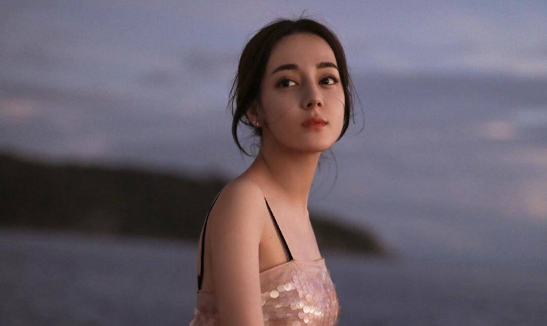 迪丽热巴这个生日过得略显“冷清”，除了粉丝，圈内无人送祝福