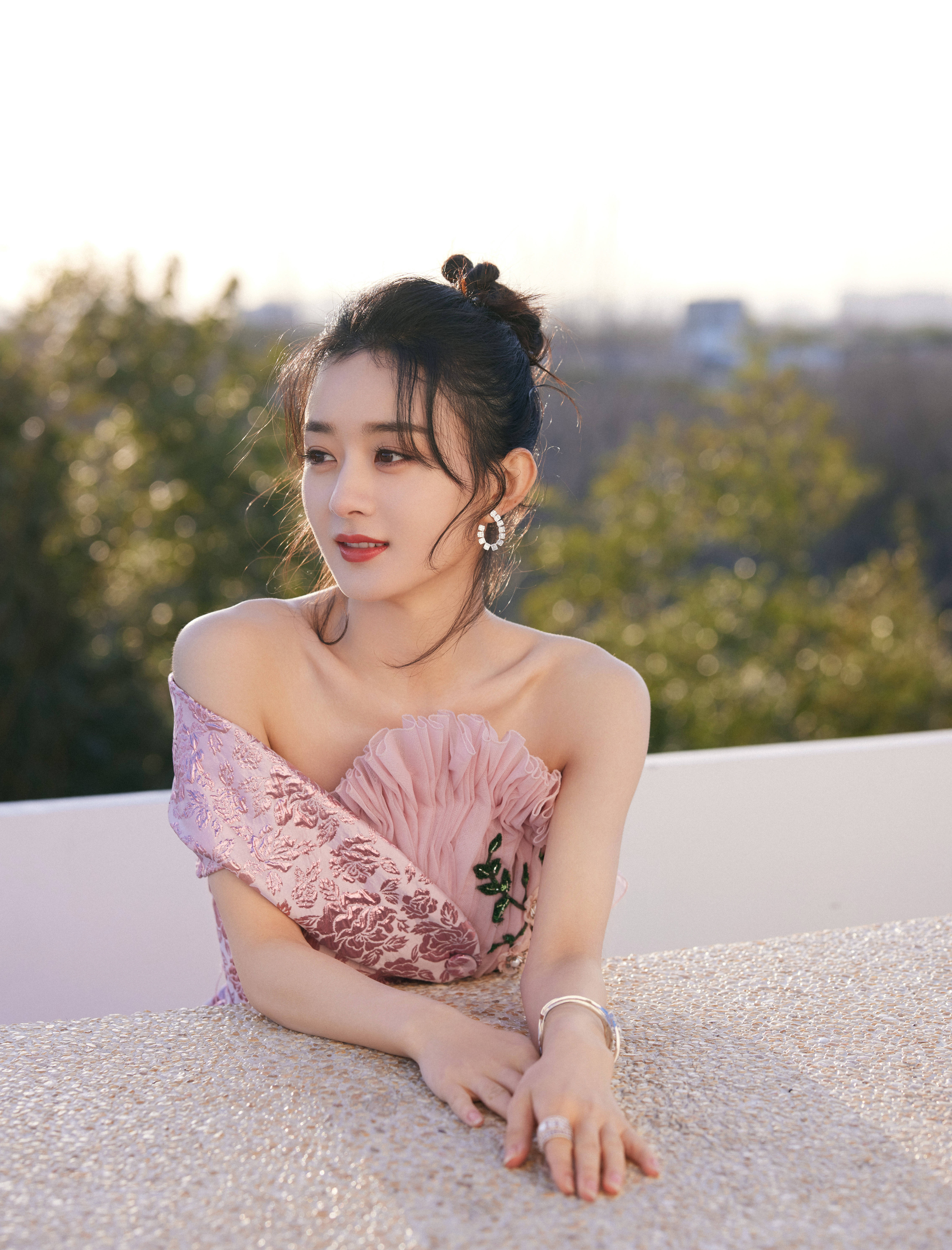 Zhao Liying is clever big, elegant and intellectual temperament is shown, again the acknowledge with colourful to clever treasure beauty refresh