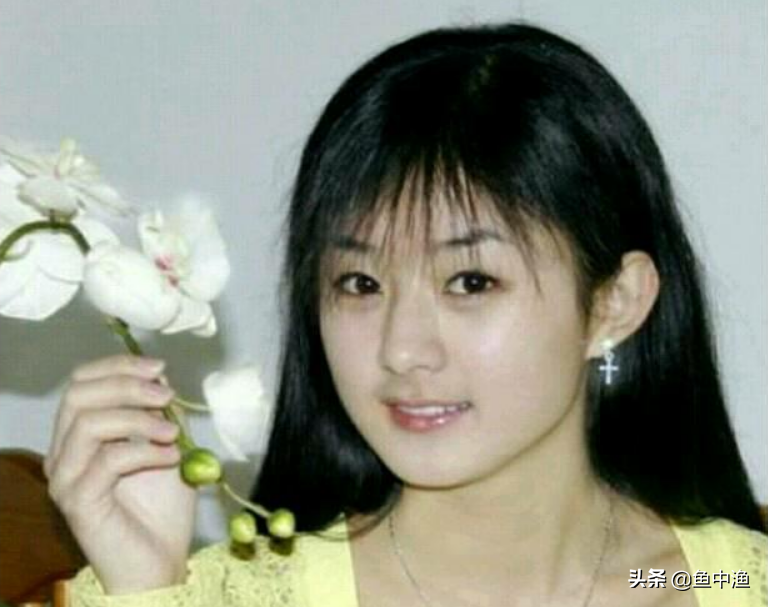 “清纯小花”赵丽颖的心酸上位史，和她生命中3个因戏生情的男人