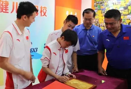 今非昔比！全红婵回母校场面热烈，被领导“围观”，幸好有师哥在