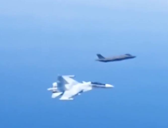 俄意两军机空中“过招”：俄战机加速逼近F-35 完成驱离任务