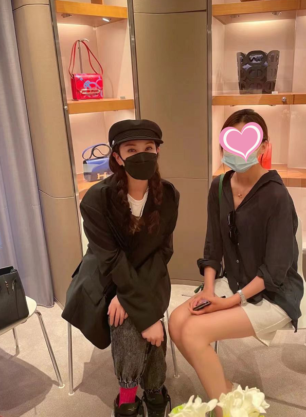 应采儿郑希怡逛街被偶遇，打扮少女豪购奢侈包包，热情与网友合影