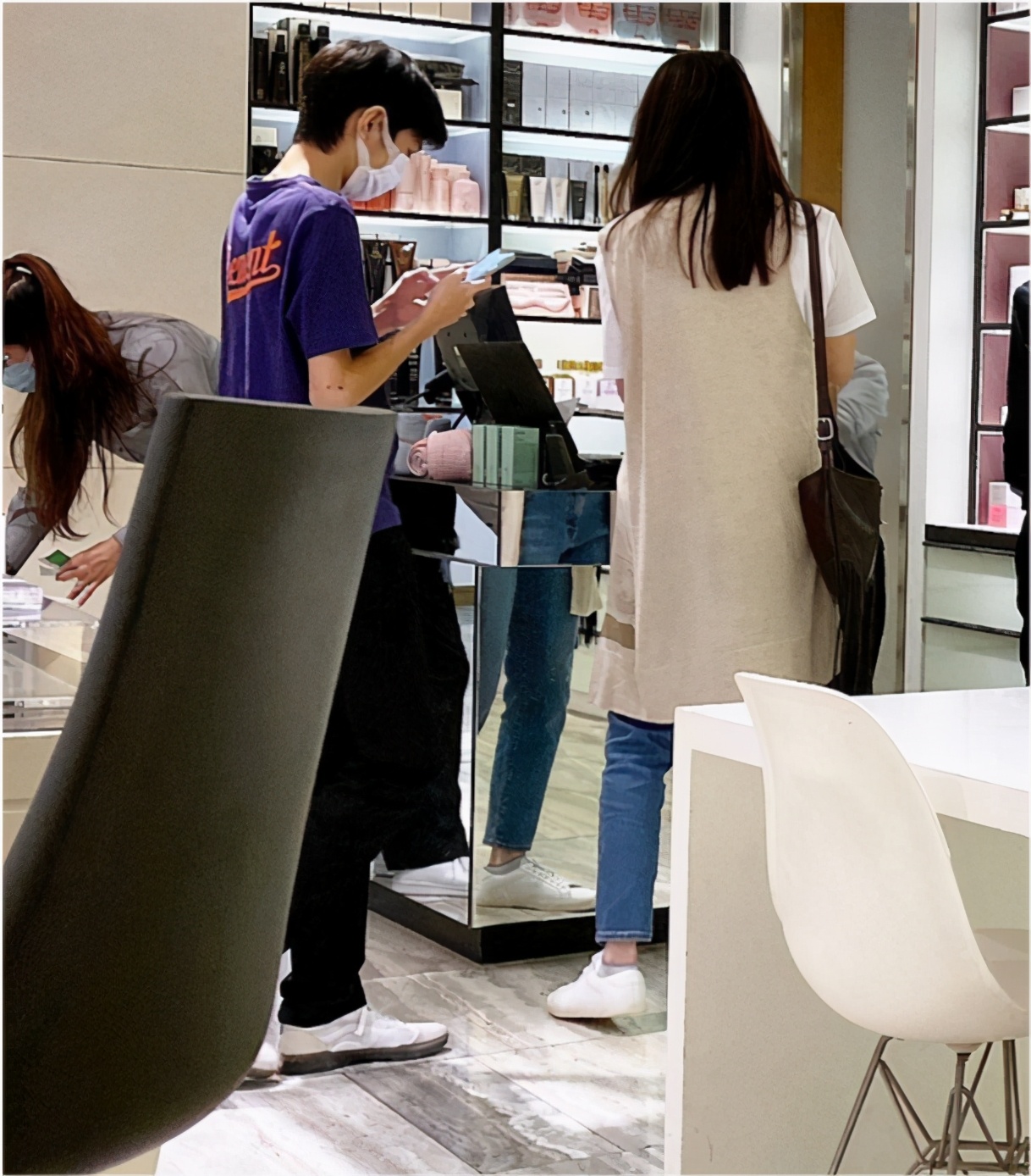 袁咏仪让儿子陪逛街，魔童身高赶上妈妈还模仿张智霖全程伺候靓靓