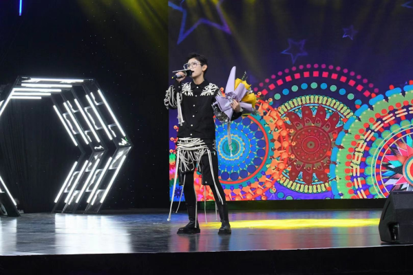 出道10年，“快女冠军”的多面人生：靠母亲接济