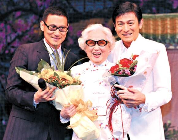 1988年，在大会上“请小平同志不要吸烟”的女人，后来怎样了