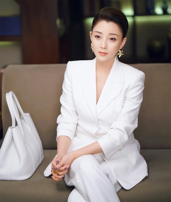 Looked " green " , just discover Yan Tao wear build and hyperbole earring, it is duty field female advocate edge tool