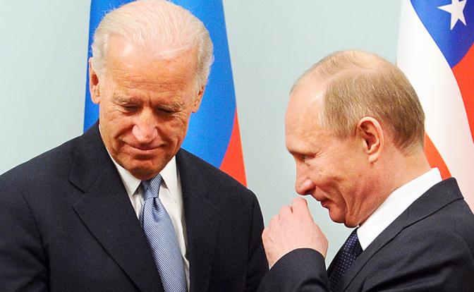 美俄关系急转，普京和绍伊古竟然飞到西伯利亚度假，玩的什么牌？