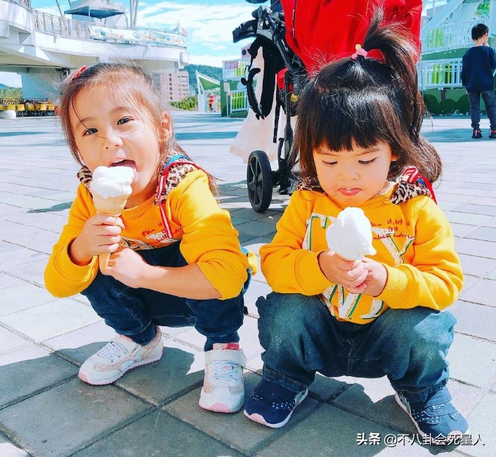 波妞成最严肃星二代，拍照不笑还爱皱眉头，才两岁就能打哭咘咘