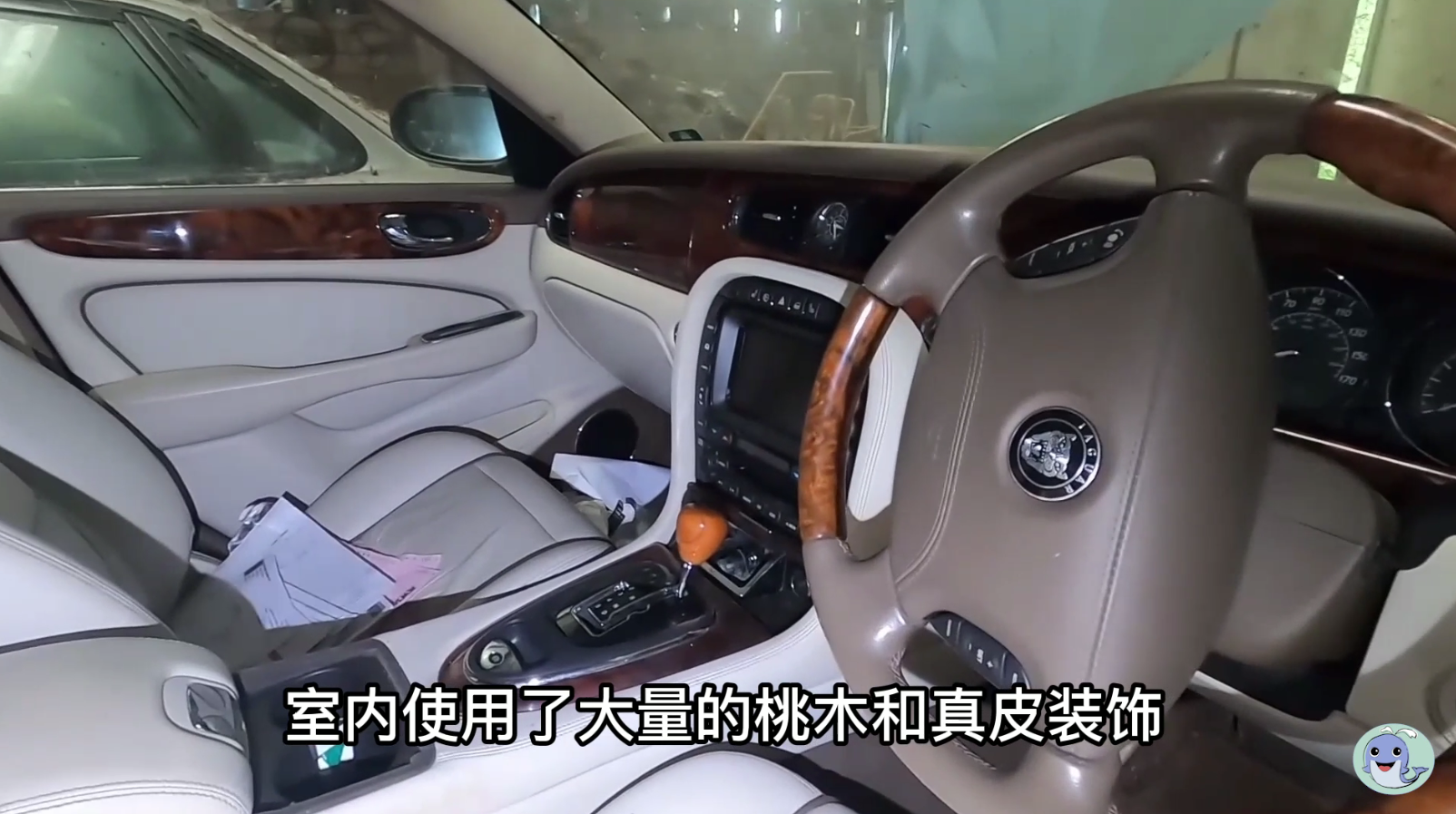 这是一栋被主人遗弃的房屋，价值180万的汽车都不要了
