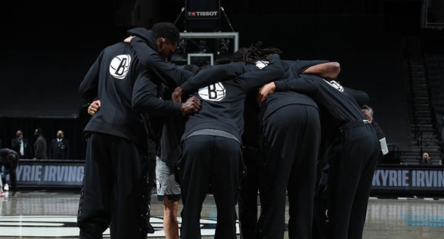 球衣|欧文成功将球衣送给阿德巴约!保安这次没能阻止 偷偷藏衣服的举动太可爱了