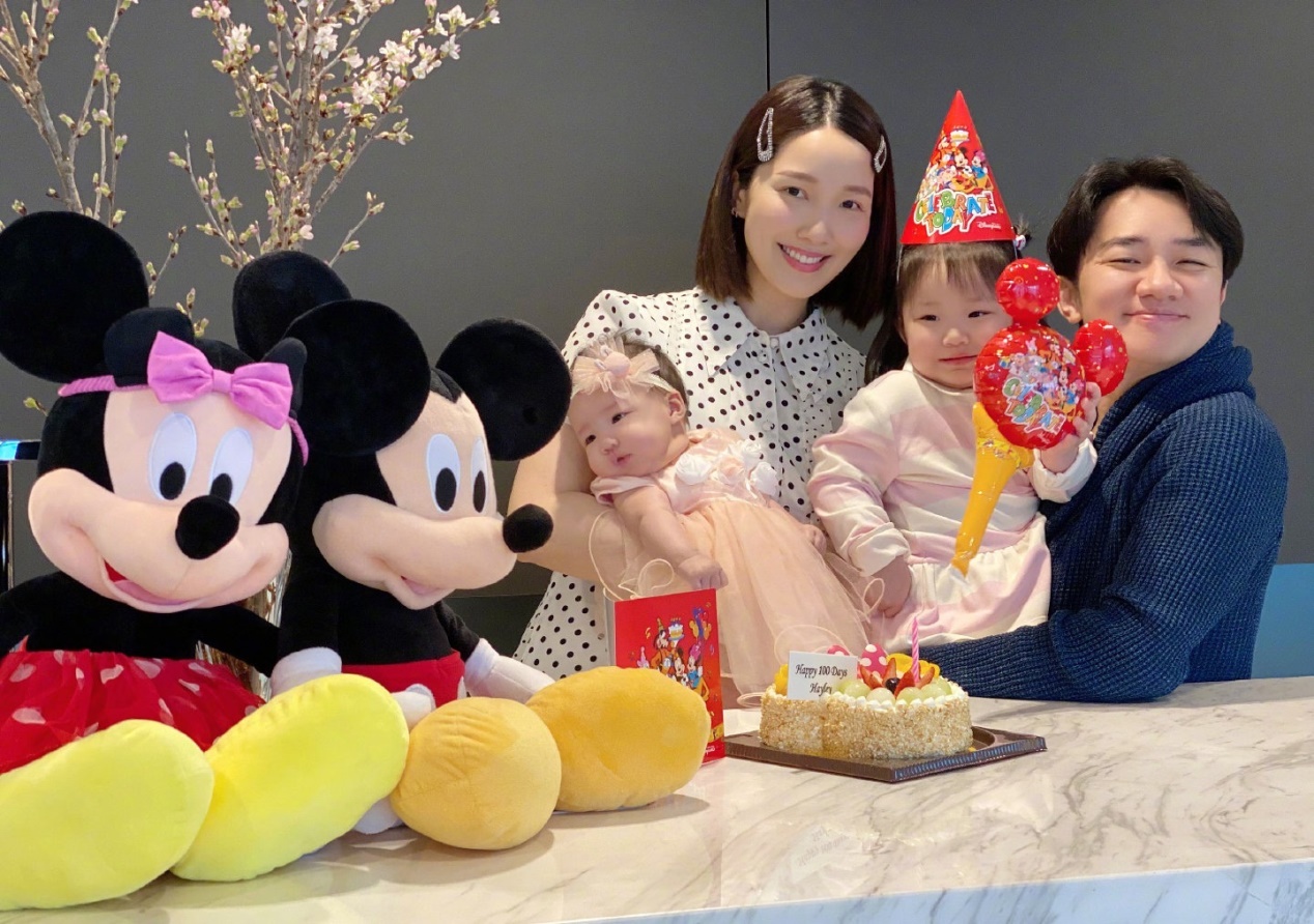 王祖蓝晒一家四口照为小女儿庆百日，大女儿假