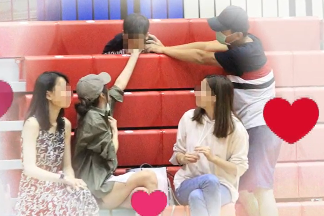 侯佩岑一家四口現身籃球場，夫妻倆對兒子照顧有加，幸福溫馨