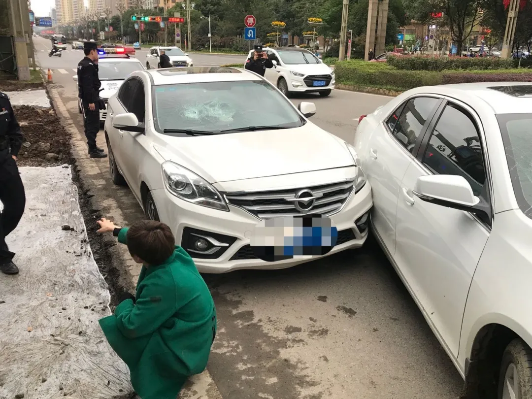 四川|宜宾一对夫妻在法院门口打架、喝农药、拿榔头互砸车辆被及时制止