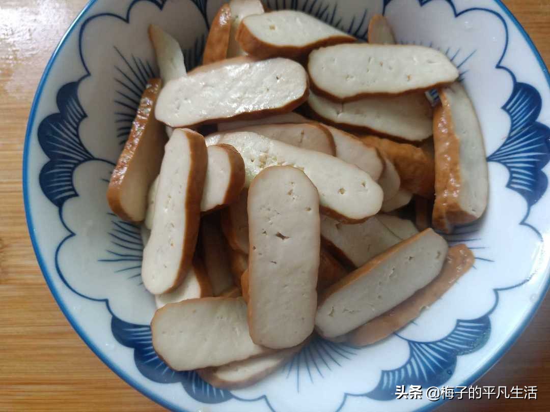 Red chili and dried bean curd are used together to make a home-cooked dish, which is delicious and has a high protein content.