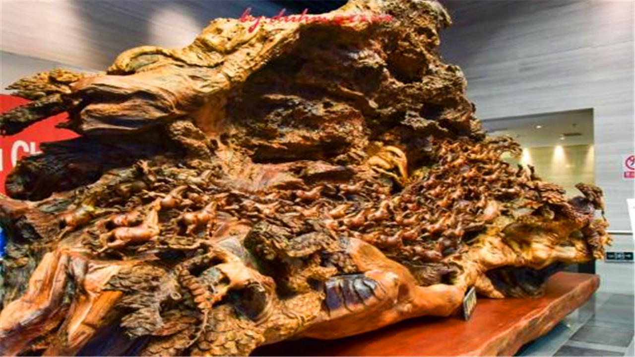 师傅用乌木雕出500罗汉，有人出价百万却毁约，再也卖不出了