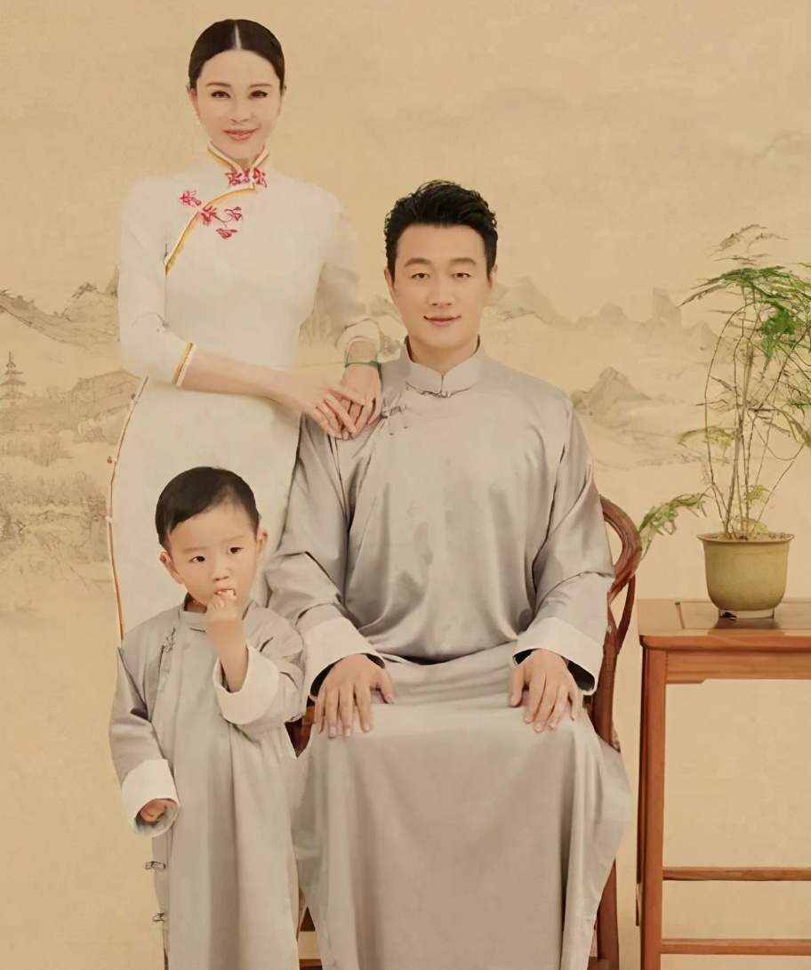 佟大为罕见晒全家福，评论区却骂声一片，网友：不如只给儿子拍