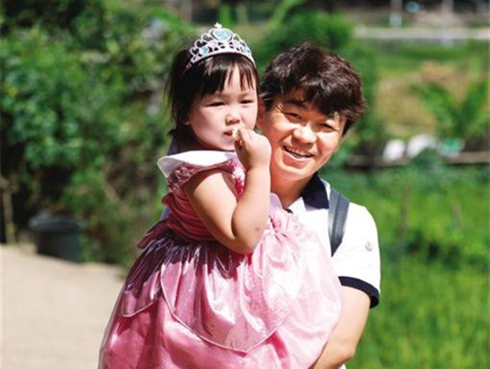 王寶強10歲女兒長大啦！ 和馬蓉同框雙腿又細又長，長相卻更像爸爸