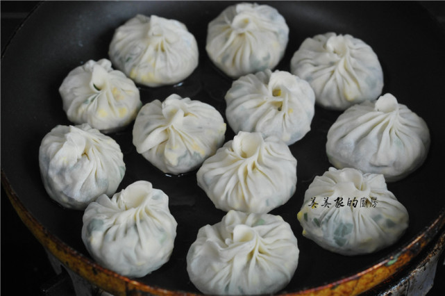 兒子最愛的早餐，比餃子簡單比包子好吃，鍋裡一煎，清爽有滋味