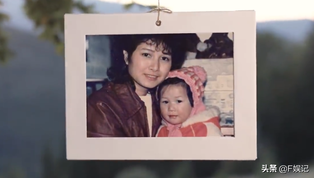 鍾嘉欣帶子女和媽媽同框出鏡賀母親節一家人牽手的背影合照很溫馨