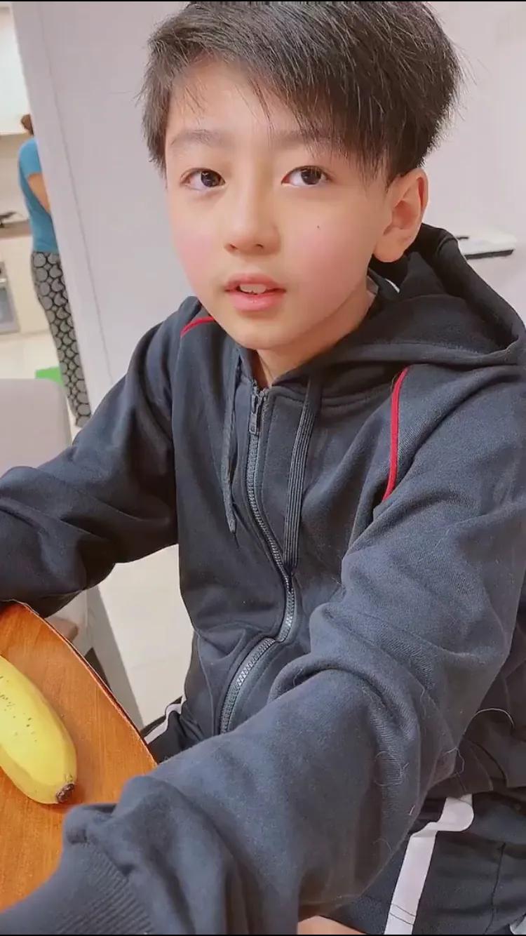 张柏芝晒二儿子视频，11岁小Q又变模样，奶萌帅气颜值不输小鲜肉
