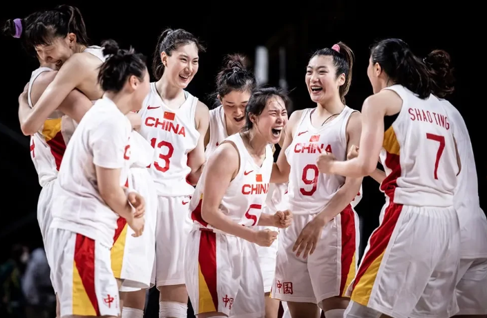 CCTV直播：超级中锋对决，女篮控制失误打成功率，有望赢5分左右