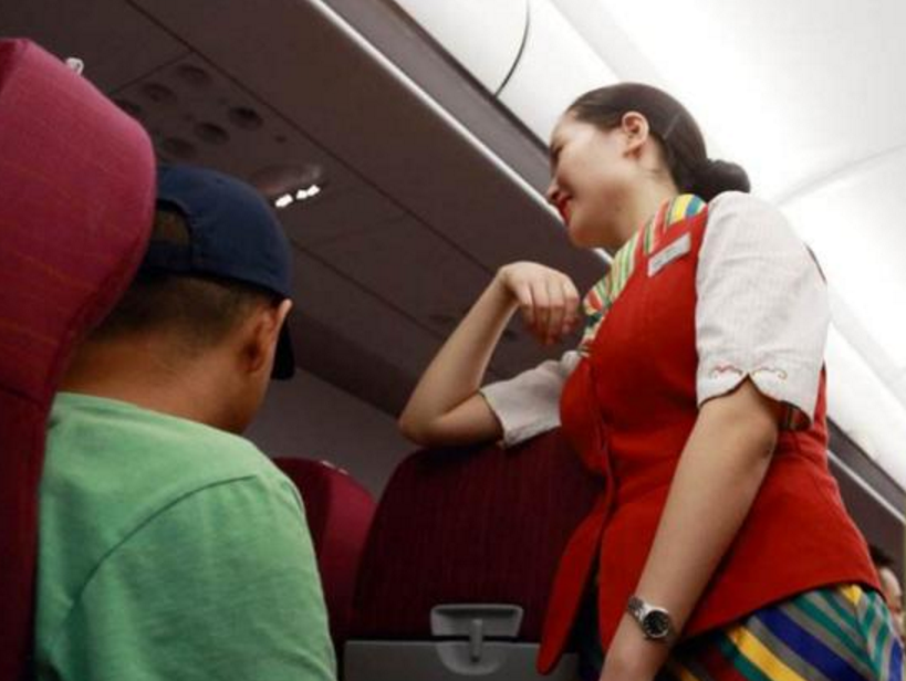 为什么飞机要起飞时，下面的工作人员会挥手？