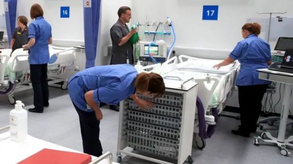 英国日增1.4万，分级封锁措施正式宣布，方舱医院进入待命状态