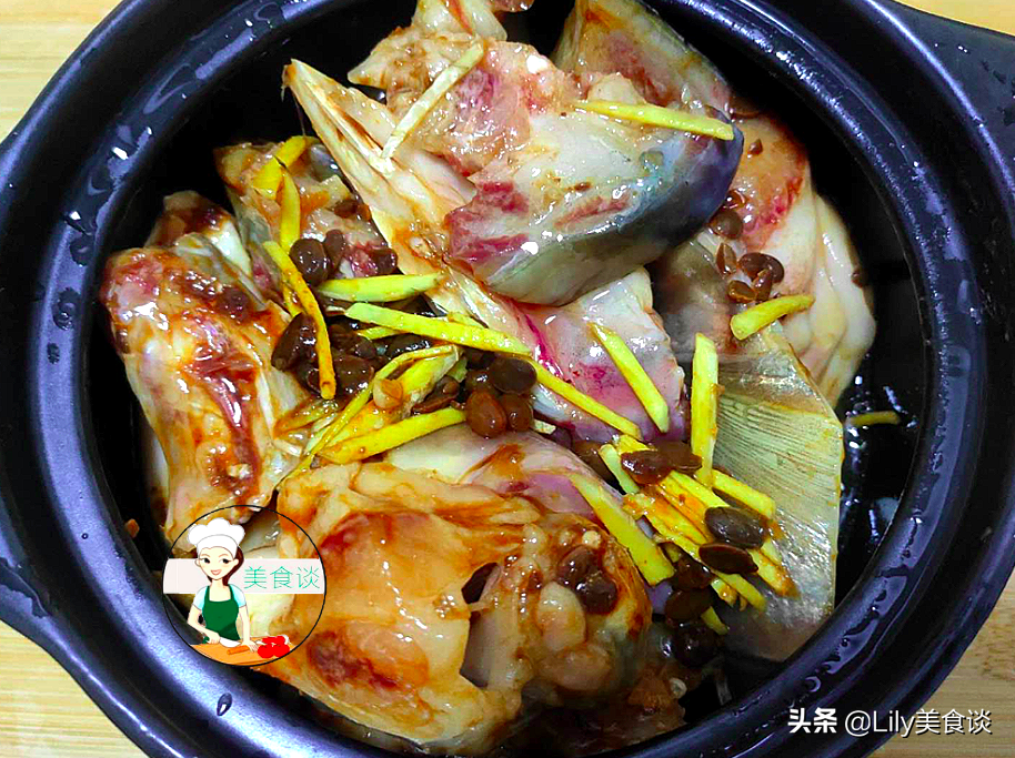 魚頭豆腐煲此做法，不加一滴水，燜一燜就好，鮮香營養，家人愛吃