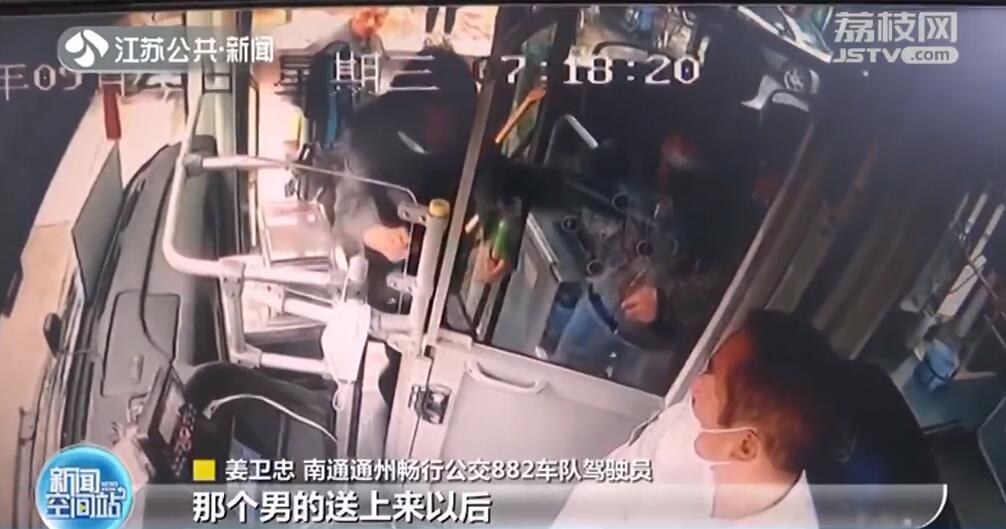 公交司机背老人下车去体检 全车乘客无一反对