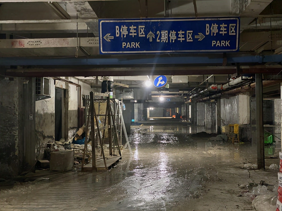 雨水冲破空心墙，郑州一小区车库被泡！开发商：临时空心墙符合竣工标准