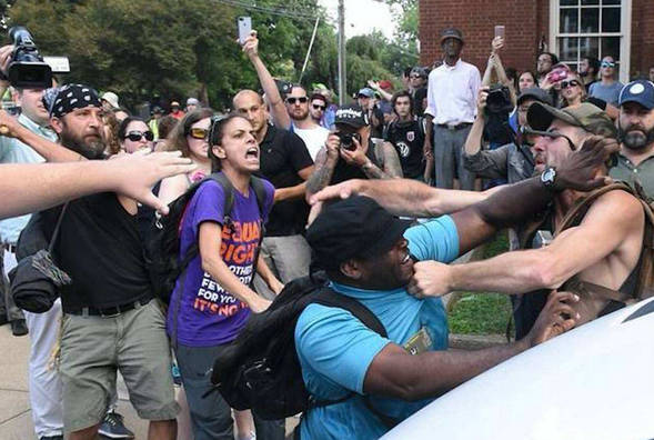 特朗普警告动用军队，美特殊装甲炮驱赶示威者，大量民众听力受损