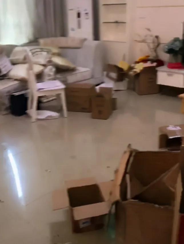 李湘租房事件再反转，房东称清扫是在他的要求下进行，李湘被打脸