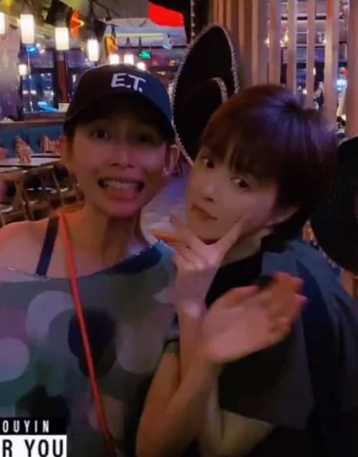 蔡少芬频繁被偶遇做医美，路人镜头下太瘦了，生仨娃还是火柴腿