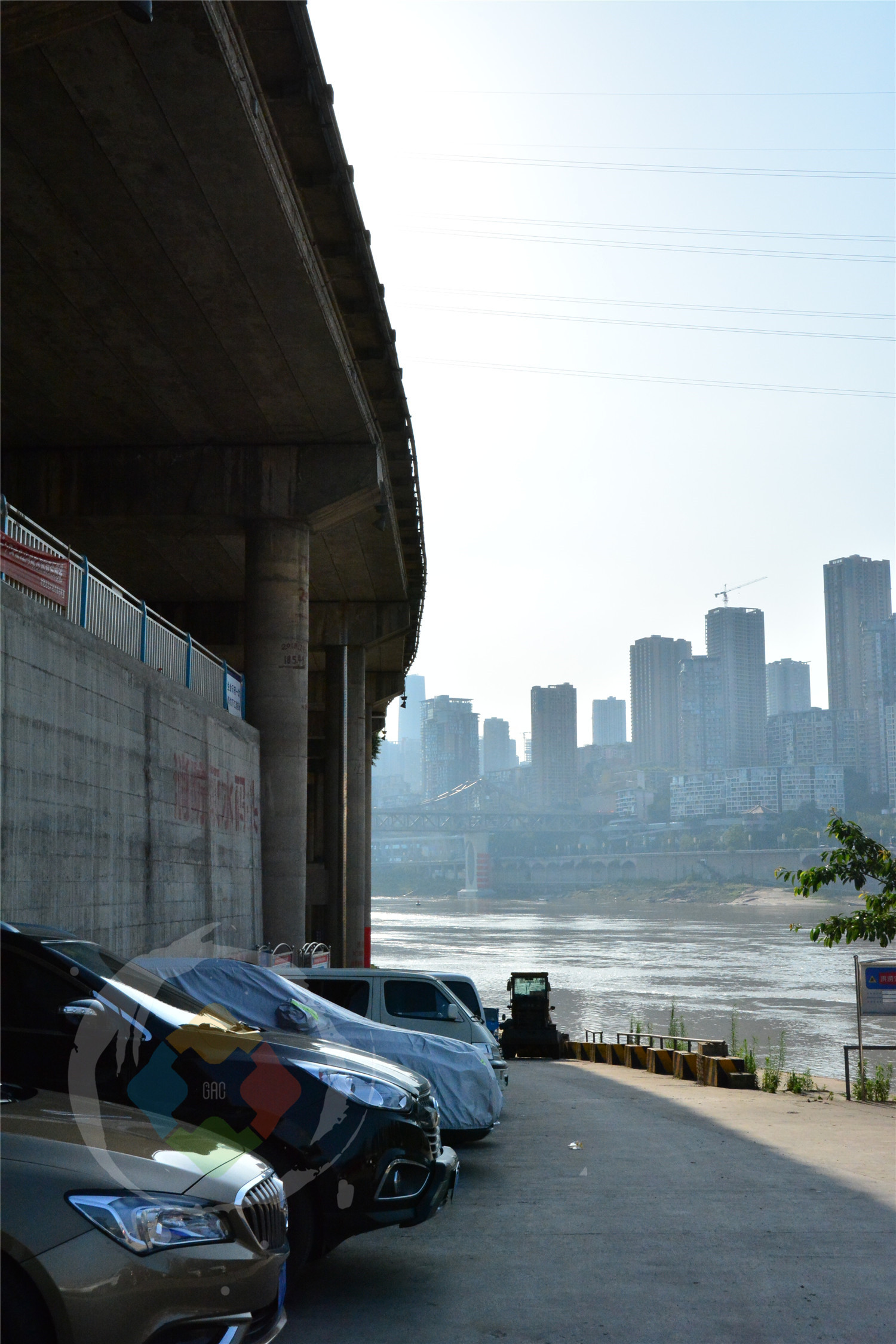 抬头能见轻轨，低头可以戏江水，快乐与危险并存的重庆大溪沟码头