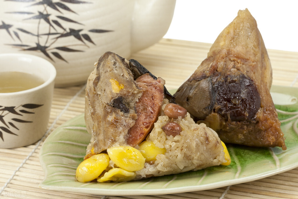 煮粽子，直接下鍋是大錯，多放2味料，粽子不夾生，更香甜更軟糯