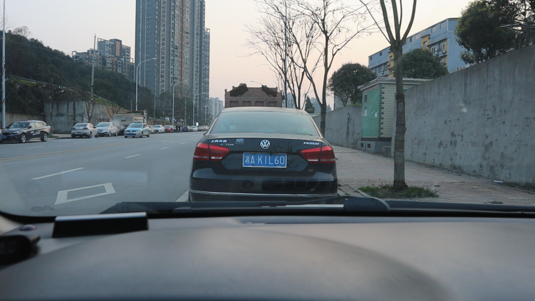 新手開車時如何判斷與前車的距離，老司機教你一招，建立車感