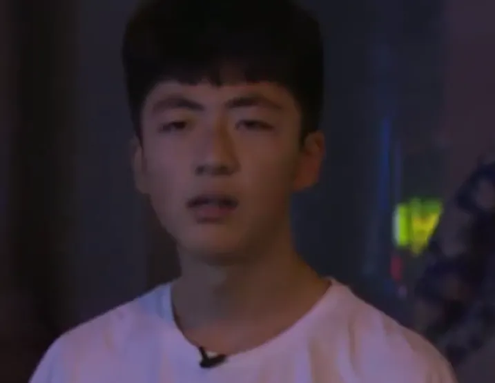 变形计：他是最穷富二代，母亲月收入仅1500，却借钱给儿子挥霍