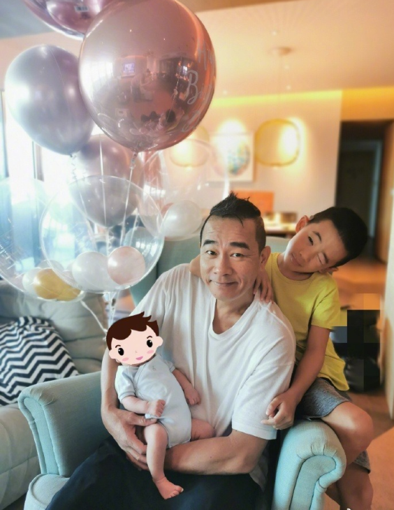 陈小春妻子庆生照，双手捧脸穿T恤皮肤白，小儿子穿兄弟装也出镜
