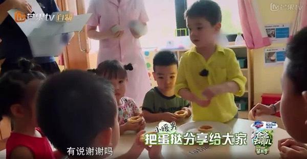 嗯哼4歲沒上學，霍思燕卻屢獲稱讚：晚上一年學，有什麼好處？