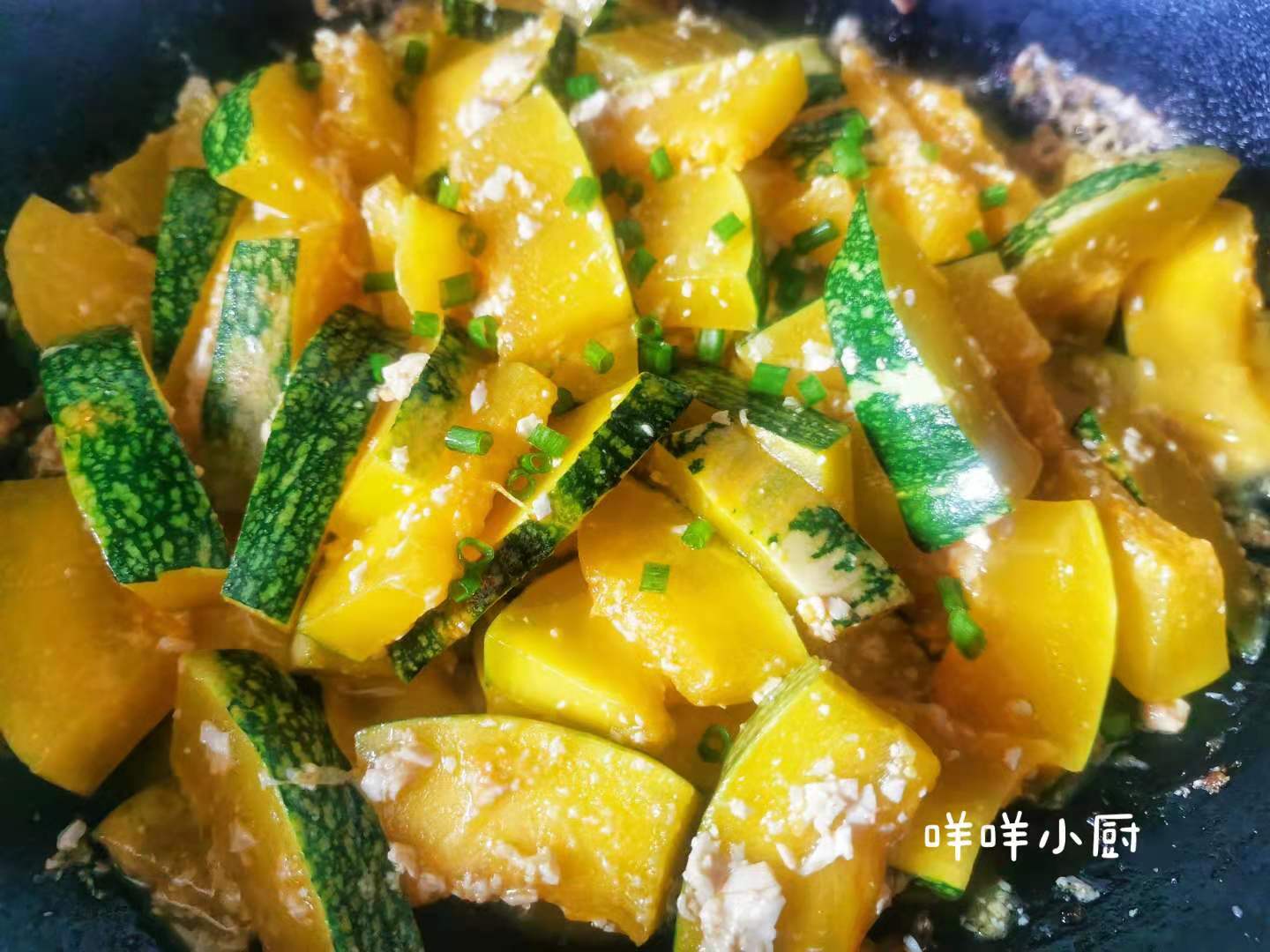 秋天吃南瓜健脾养肺，分享南瓜的新吃法，做法简单，味道咸鲜独特