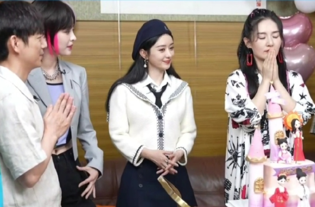 谢娜生完二胎复工，不忘与张杰撒糖，将老公保温杯随身带在身边