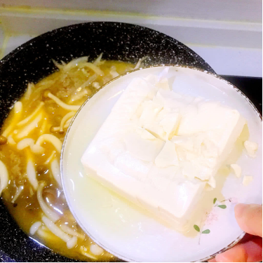 紧实的牛肉搭配嫩滑的豆腐，满满一锅汤，暖心又暖胃