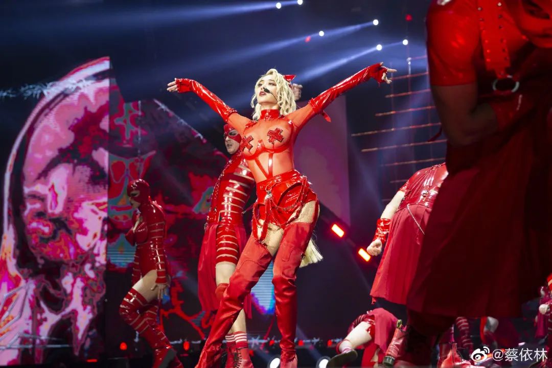 蔡依林骂脏话上热搜，却引来全网叫好：女人4