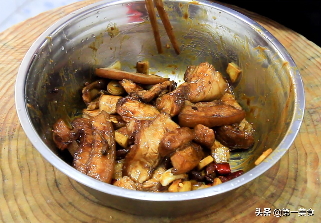 大廚做正宗豫菜“河南條子肉”,出鍋飄香四溢,肥而不膩又入味