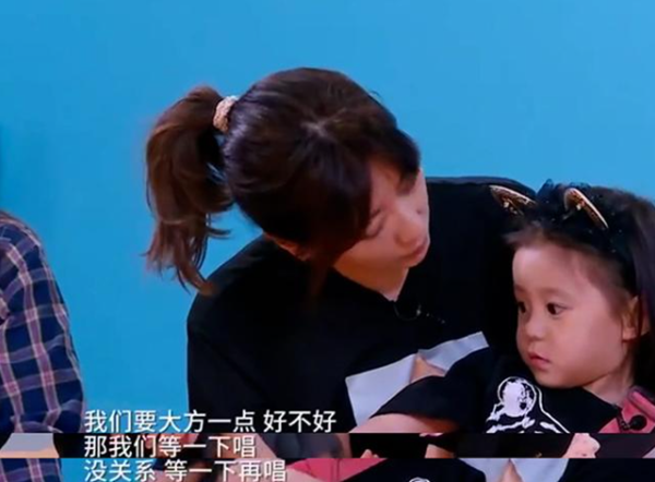 面對膽小的咘咘，賈靜雯用了“小妙招”，讓女兒勇敢自信地走出去